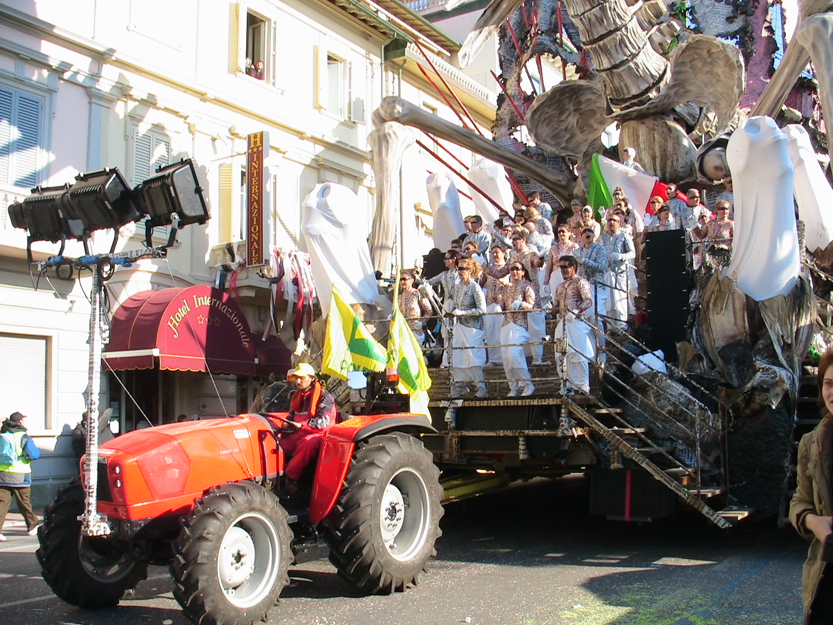 Carnevale: i trattori "tirano" Monti e Grillo, accade solo al carnevale di Viareggio